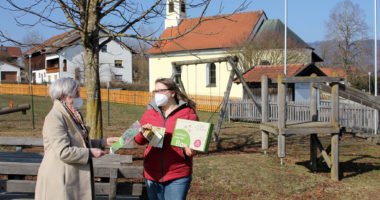 Unser Bild zeigt Landrätin Rita Röhrl (li.), die auch Kreisvorsitzende der Gartenbauvereine ist, bei der Übergabe der Vielfaltsmacher-Box an Iris Kappenberger. Foto: privat