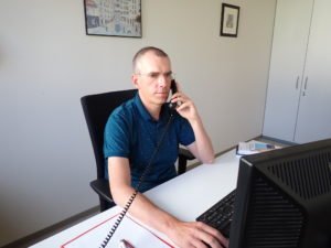 Matthias Wagner, Sozialpädagoge am Gesundheitsamt Regen, berät aktuell per Telefon und Online. Foto: Walter/Landkreis Regen