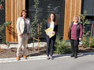 Dr. Carolin Müller (Mitte), Judith Uhrmann (li.) und Elisabeth Wühr-Soltan freuen sich über das Angebot, das sie hilfsbedürftigen Frauen machen können. Foto: Langer/Landkreis Regen