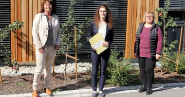 Dr. Carolin Müller (Mitte), Judith Uhrmann (li.) und Elisabeth Wühr-Soltan freuen sich über das Angebot, das sie hilfsbedürftigen Frauen machen können. Foto: Langer/Landkreis Regen