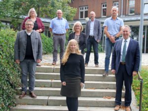 Unser Bild zeigt (v.li.) Pfarrer Matthias Schricker, Andrea Feitz (Leiterin Berufsbildungszentrum soziale Berufe), Franz Lobmeier (Heimleiter BRK Seniorenpflegezentrum Viechtach), Natalie Walter (vorne, Gesundheitsregion Arberland plus), Angela Schwarz (PDL Arberlandklinik Zwiesel), Horst Kuffner (Landratsamt Regen), Markus Quappik (Heimleiter Caritas Altenheim Sankt Elisabeth, Viechtach) und den stellvertretenden Landrat Helmut Plenk (VdK-Geschäftsführer). Foto: Langer/Landkreis Regen