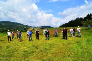 Stolz präsentieren die Kurs-Teilnehmer nach der Mahd ihr Werkzeug. Foto: Eder/Landkreis Regen  