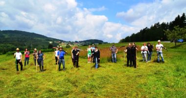 Stolz präsentieren die Kurs-Teilnehmer nach der Mahd ihr Werkzeug. Foto: Eder/Landkreis Regen  