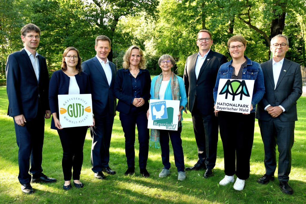 von links nach rechts: Matthias Kurzeck (VCD), Veronika Eisch (GUTi Koordinierungsstelle), Dr. Richard Lutz (Deutsche Bahn AG), Steffi Lemke (Bundesministerium für Umwelt, Naturschutz, nukleare Sicherheit und Verbraucherschutz), Christina Wibmer (GUTi Koordinierungsstelle), Jörg-Andreas Krüger (NABU), Teresa Schreib (Nationalparkverwaltung), Olaf Bandt (BUND). Foto: DB AG – JET-Foto Kranert