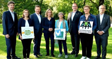 von links nach rechts: Matthias Kurzeck (VCD), Veronika Eisch (GUTi Koordinierungsstelle), Dr. Richard Lutz (Deutsche Bahn AG), Steffi Lemke (Bundesministerium für Umwelt, Naturschutz, nukleare Sicherheit und Verbraucherschutz), Christina Wibmer (GUTi Koordinierungsstelle), Jörg-Andreas Krüger (NABU), Teresa Schreib (Nationalparkverwaltung), Olaf Bandt (BUND). Foto: DB AG – JET-Foto Kranert