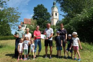 Kreisfachberater Klaus Eder (links) überbrachte Urkunde und Preis, über die sich Vorstand Charly Bauer und seine Stellvertreterin Heike Buchinger sehr freuten. Es gratulierten die Kindergartengruppe mit ihren Erzieherinnen Steffie Wolf (rechts) und Helena Köck, die den Paradiesgarten gerne für Spaziergänge und zum Beerenpflücken nutzen. Foto: Martin Straub/Landratsamt Regen