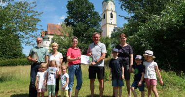 Kreisfachberater Klaus Eder (links) überbrachte Urkunde und Preis, über die sich Vorstand Charly Bauer und seine Stellvertreterin Heike Buchinger sehr freuten. Es gratulierten die Kindergartengruppe mit ihren Erzieherinnen Steffie Wolf (rechts) und Helena Köck, die den Paradiesgarten gerne für Spaziergänge und zum Beerenpflücken nutzen. Foto: Martin Straub/Landratsamt Regen