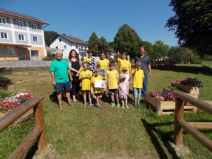 Zur Preisübergabe durch Kreisfachberater Martin Straub (re.) kamen einige Kinder der Böbracher Gartenwichtl  und freuten sich zusammen mit Gartenbauvereinsvorstand Reinhard Obermeier und Jugendleiterin Ursula Holzfurtner. Foto: Alfons Enders