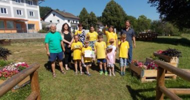 Zur Preisübergabe durch Kreisfachberater Martin Straub (re.) kamen einige Kinder der Böbracher Gartenwichtl  und freuten sich zusammen mit Gartenbauvereinsvorstand Reinhard Obermeier und Jugendleiterin Ursula Holzfurtner. Foto: Alfons Enders