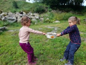 Kleine Gerangel oder Streitereien gehören auch im Kindergartenalltag dazu. Selbst beste Freundinnen sind sich nicht immer einig und dann sind die Erzieher gefordert. Foto: Pledl/Waldkindergarten Bischofsmais