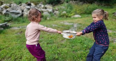 Kleine Gerangel oder Streitereien gehören auch im Kindergartenalltag dazu. Selbst beste Freundinnen sind sich nicht immer einig und dann sind die Erzieher gefordert. Foto: Pledl/Waldkindergarten Bischofsmais