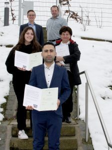 Unser Bild zeigt Iulia und Dr. Diana Nuțaș (mittlere Reihe), davor Munif Khalouf und in der letzten Reihe stehen Frederick Fauser (li.) und Sachbearbeiter Christian Raith. Foto: Sophia Gsell/Landkreis Regen