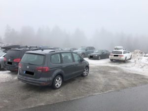 Hier sollte eigentlich der Bus wenden, doch die geparkten Fahrzeuge lassen solch ein Manöver nicht zu. Foto: Hans Aschenbrenner