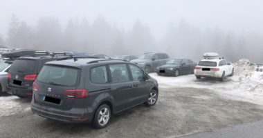 Hier sollte eigentlich der Bus wenden, doch die geparkten Fahrzeuge lassen solch ein Manöver nicht zu. Foto: Hans Aschenbrenner