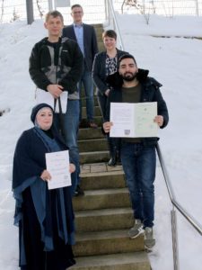 Unser Bild zeigt die neuen deutschen Staatsbürger Amani Mansour (li.), Václav Petřík (2.v.li.) und Ward Alakabani (re.) mit Jurist Frederick Fauser und der Sachgebietsleiterin Simone Kasberger. Foto: Langer/Landkreis Regen