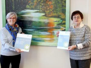 Landrätin Rita Röhrl (li.) und Christine Kreuzer freuen sich über den Erfolg der Notfallmappe. Mehr als 25.000 Exemplare wurden bisher ausgegeben. Foto: Langer/Landkreis Regen