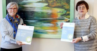 Landrätin Rita Röhrl (li.) und Christine Kreuzer freuen sich über den Erfolg der Notfallmappe. Mehr als 25.000 Exemplare wurden bisher ausgegeben. Foto: Langer/Landkreis Regen