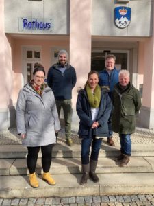 Unser Bild zeigt, vorne von links: die Geschäftsführerin des Kreisjugendrings Kathrin Zitzelsberger Fernandes, Sigrid Kick (Projekt Demokratie leben!) und die Kommunale Jugendpflegerin Dr. Edith Aschenbrenner. Hinter ihnen stehen der Bodenmaiser Jugendbeauftragte Stefan Tremml und Bürgermeister Joli Haller. Foto: Marktgemeinde Bodenmais