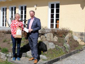 Kerstin Wernick freute sich über die Überraschung, die der stellvertretende Landrat Helmut Plenk vorbei brachte. Foto: Thomas Pokorny/Landkreis Regen