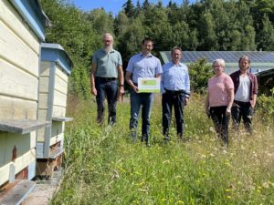 Franz-Jofef (2.v.li) und Karl-Heinz Hock (3.vli.) freuten sich, dass sie aus den Händen der Landrätin die Plakette kommen haben. Die Fachberater Klaus Eder (li.) und Martin Straub (re.) gratulierten. Foto: Langer/Landkreis Regen