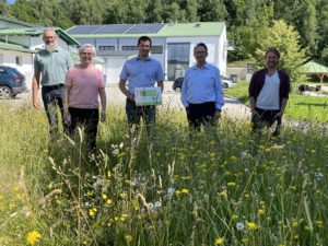 Franz-Josef (3.v.li.) und Klaus Hock (2.v.re.) freuen sich über die Anerkennung. Es gratulierten Landrätin Rita Röhrl, Klaus Eder (li.) und Martin Straub (re.), Foto: Langer/Landkreis Regen