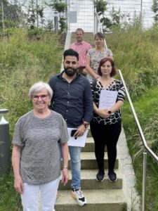 Unser Bild zeigt die eingebürgerten Sofia Graßl und Imad Al Rezk mit Landrätin Rita Röhrl (vorne li.) und Sachgebietsleiterin Simone Kasberger (hinten re.) sowie Sachbearbeiter Christian Raith (hinten li.). Foto: Heiko Langer/Landkreis Regen