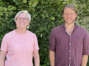 Unser Bild zeigt die Landrätin Rita Röhrl mit dem neuen Fachberater Martin Straub. Foto: Langer/Landkreis Regen