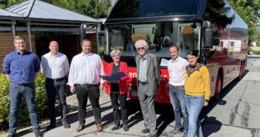 Unser Bild zeigt die Übergabe der Petition an Landrätin Rita Röhrl (Bildmitte), mit v.li.:  Michael Karmainski, Hans Aschenbrenner, Benedikt Wenzl, Martin Pfeffer, Tobias Ritz und Carolin Lambürger-Treml. Foto: Heiko Langer/Landkreis Regen