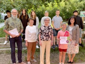 Der Schüler Elias Kiersch nahm für die Schule den Preis von der Landrätin Rita Röhrl (vorne 3.v.li.) in Empfang. Mit ihm freute sich Schulleiterin Birgit Heigl-Venus (vo.re.). Es gratulierten Kreisfachberater Klaus Eder (vo.li.) und die örtliche Gartenbauvereinsvorsitzende Brigitte Baueregger (vo.2.v.li.). Foto: Heiko Langer/Landkreis Regen