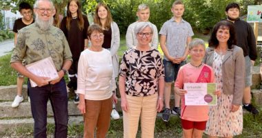 Der Schüler Elias Kiersch nahm für die Schule den Preis von der Landrätin Rita Röhrl (vorne 3.v.li.) in Empfang. Mit ihm freute sich Schulleiterin Birgit Heigl-Venus (vo.re.). Es gratulierten Kreisfachberater Klaus Eder (vo.li.) und die örtliche Gartenbauvereinsvorsitzende Brigitte Baueregger (vo.2.v.li.). Foto: Heiko Langer/Landkreis Regen