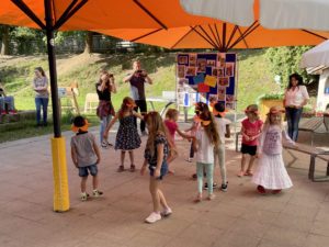 Die SVE-Kinder begrüßten die Gäste singend und tanzend. Foto: Heiko Langer/Landkreis Regen 