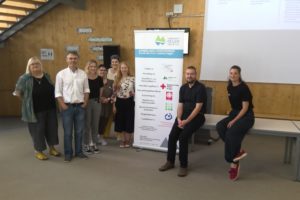 Unser Bild zeigt die Referenten, die in der Realschule Regen vor Ort waren, v.li. Andrea Feitz, Markus Schmid, Lena Stein, Kathie Matterne, Karin Neubauer, Natalie Walter, Maximilian Bäumler und Kathrin Klimm. Foto: Corina Wandinger/Realschule Regen