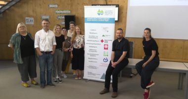 Unser Bild zeigt die Referenten, die in der Realschule Regen vor Ort waren, v.li. Andrea Feitz, Markus Schmid, Lena Stein, Kathie Matterne, Karin Neubauer, Natalie Walter, Maximilian Bäumler und Kathrin Klimm. Foto: Corina Wandinger/Realschule Regen