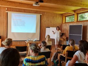 Judith Uhrmann vom Gesundheitsamt gibt den Fachkräften in den Kindergärten während des Vortrags Input zum Schutzkonzept. Foto: Nicole Ernst