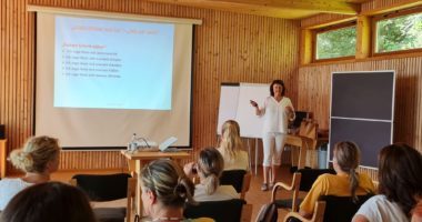 Judith Uhrmann vom Gesundheitsamt gibt den Fachkräften in den Kindergärten während des Vortrags Input zum Schutzkonzept. Foto: Nicole Ernst