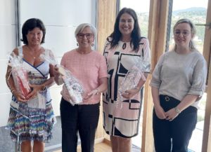 Beim Besuch im Landratsamt Regen wurden auch Geschenke ausgetauscht. So erhielten Schulleiterin Irena Vostrá (li.) und Dr. Jaroslava Havlickova (3.v.li.) ein Glasgeschenk aus der Glasfachschule Zwiesel. Landrätin Rita Röhrl (3.v.li.) freute sich über Handarbeiten und Erinnerungen aus der Schule Rokycany. Auch Judit Weinberger-Singh, die Leiterin der Kreisentwicklung, bekam ein Erinnerungsgeschenk von den Gästen. Foto: Heiko Langer/Landkreis Regen