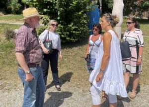 Künstler Rudolf Schmid empfing die Gäste bereits am Parkplatz der Gläsernen Scheune. Danach nahm er sich Zeit um Judith Weinberger-Singh, Irena Vostrá, Simona Fink und Dr. Jaroslava Havlickova die Gläserne Scheune zu zeigen. Foto: Heiko Langer/Landkreis Regen