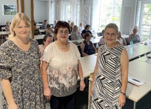 Unser Bild zeigt die Referentinnen Simone Sandl (li.) und Johanna Myllmöki (re.) mit Christine Kreuzer, im Hintergrund sind die Teilnehmer zu sehen. Foto: Heiko Langer/Landkreis Regen