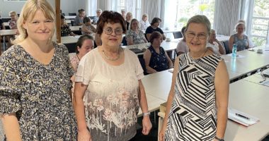 Unser Bild zeigt die Referentinnen Simone Sandl (li.) und Johanna Myllmöki (re.) mit Christine Kreuzer, im Hintergrund sind die Teilnehmer zu sehen. Foto: Heiko Langer/Landkreis Regen