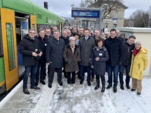 Gruppenbild der Ehrengäste, u. a. mit Landrätin Rita Röhrl (Bildmitte), Staatsminister Christian Bernreiter, Klaus Dieter Josel (neben Landrätin Röhrl), der Geschäftsführerin der Bayerischen Eisenbahngesellschaft Bärbel Fuchs und Sebastian Gruber, dem Landrat aus Freyung-Grafenau. Foto: Heiko Langer/Landkreis Regen