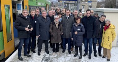 Gruppenbild der Ehrengäste, u. a. mit Landrätin Rita Röhrl (Bildmitte), Staatsminister Christian Bernreiter, Klaus Dieter Josel (neben Landrätin Röhrl), der Geschäftsführerin der Bayerischen Eisenbahngesellschaft Bärbel Fuchs und Sebastian Gruber, dem Landrat aus Freyung-Grafenau. Foto: Heiko Langer/Landkreis Regen