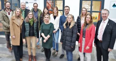 Vertreter der örtlichen Bildungseinrichtungen und des Landkreises sowie die Referenten Werner Grabl und Michaela Würdinger-Gaidas. Foto: Miriam Lange/Kreisentwicklung