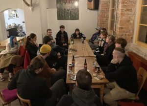 Unser Bild zeigt die Teilnehmerinnen und Teilnehmer bei der ersten Jugenddemokratiekonferenz in Bodenmais. Foto: Heiko Langer/Landkreis Regen