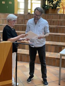 Landrätin Rita Röhrl überreichte den Kulturpreis 2021 an Sebastian Stern. Foto: Heiko Langer/Landkreis Regen