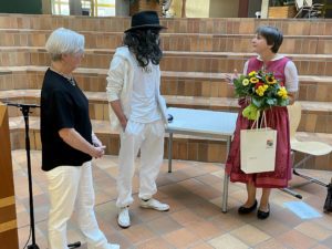 CocaKoda nahm den Preis für das Fichtenkartell entgegen. Nachdem die Gruppe aus dem Zwieseler Winkel stammt gratulierte hier neben Landrätin Rita Röhrl (li.) auch die örtliche Kulturbeauftragte Dr. Elisabeth Zettner. Foto: Heiko Langer/Landkreis Regen 