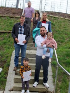 Unser Bild zeigt die eingebürgerten Neubürger Marcian Nagy (li), Abdulaziz Al Saleh und seine beiden Kinder Adam und Mira (re.), dahinter Katalin Császár sowie Christian Raith (li.) und Sabrina Bernreiter (beide Landratsamt Regen). Foto: Heiko Langer/Landkreis Regen 