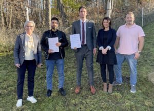 Unser Bild zeigt Landrätin Rita Röhrl (v.li.) mit den eingebürgerten Mostafa Hesou und Sobhi Alsalih und der stellvertretenden Sachgebietsleiterin sowie dem Sachbearbeiter Christian Raith. Foto: Heiko Langer/Landkreis Regen