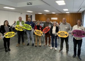 Unser Bild zeigt (v.li.) Veronika Eisch (GUTi-Koordinierungsstelle), St. Englmars Bürgermeister Anton Piermeier; Michael Karmainski (Sprecher der Tarifgemeinschaft), Christina Wibmer (GUTi-Koordinierungsstelle), Thomas Ederer (ÖPNV-Sachgebietsleiter im Landkreis Cham), Regens Landrätin Rita Röhrl, Christian Kilger (Tourist-Info der Stadt Freyung), Michael Atzinger (ÖPNV-Sachgebietsleiter im Landkreis Freyung-Grafenau, in Vertretung des erkrankten Landrat Sebastian Gruber). Foto: Heiko Langer/Landkreis Regen