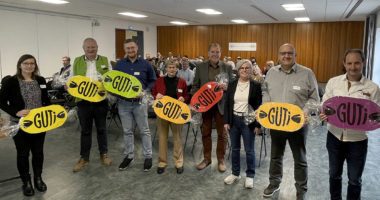 Unser Bild zeigt (v.li.) Veronika Eisch (GUTi-Koordinierungsstelle), St. Englmars Bürgermeister Anton Piermeier; Michael Karmainski (Sprecher der Tarifgemeinschaft), Christina Wibmer (GUTi-Koordinierungsstelle), Thomas Ederer (ÖPNV-Sachgebietsleiter im Landkreis Cham), Regens Landrätin Rita Röhrl, Christian Kilger (Tourist-Info der Stadt Freyung), Michael Atzinger (ÖPNV-Sachgebietsleiter im Landkreis Freyung-Grafenau, in Vertretung des erkrankten Landrat Sebastian Gruber). Foto: Heiko Langer/Landkreis Regen