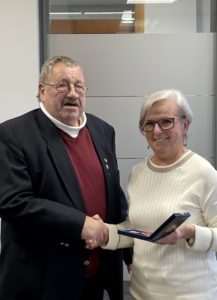 Landrätin Rita Röhrl überreichte die Verdienstmedaille des Verdienstordens der Bundesrepublik Deutschland an Franz Bauer. Foto: Heiko Langer/Landkreis Regen